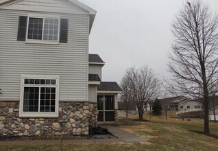 Building Photo - End Unit Townhome *3Bed/2.5 Bath*3 Season Porch! Available 10/1.