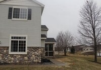 Building Photo - End Unit Townhome *3Bed/2.5 Bath*3 Season Porch! Available 10/1.