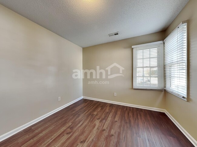 Building Photo - 537 Hanska Way