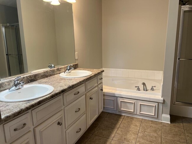 Building Photo - 112 Oakwood Ct