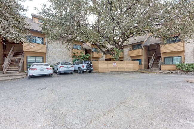 Building Photo - West campus 1 bed condo just 2 blocks from UT