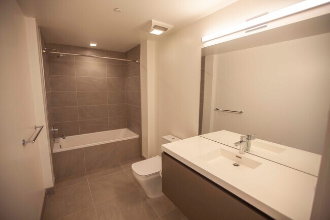 Building Photo - 2BD/2BA Modern Condo w/ Abundant Natural L...