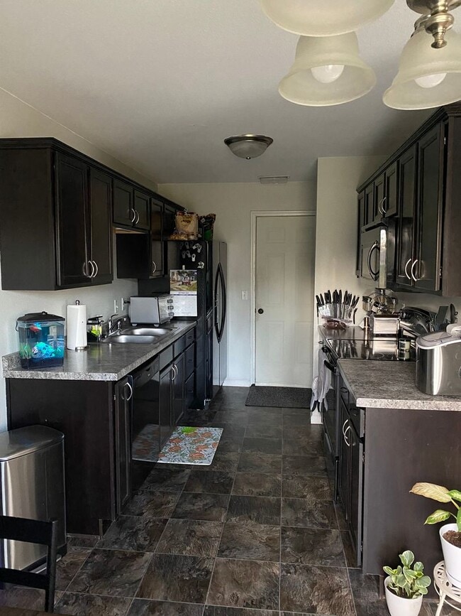 Building Photo - 3bed 2.5 bath Twinhome SORRY NO PETS!!