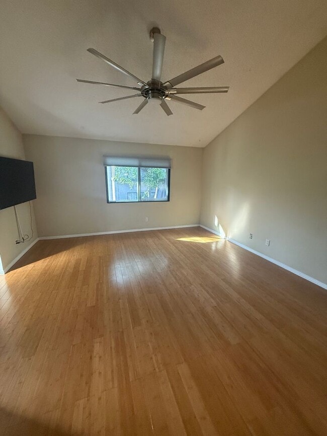 Building Photo - Turnkey End-Unit Townhome with Vaulted Ceilings & Garage