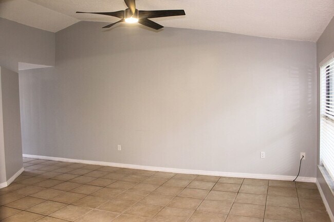 Building Photo - Lovely Condo for rent
