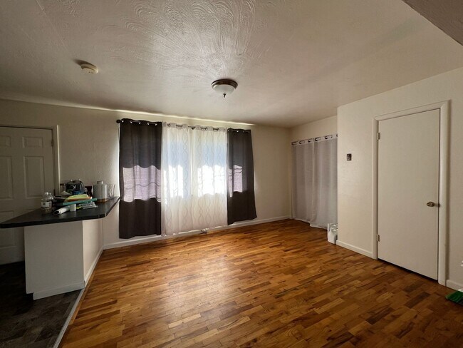 Building Photo - Cozy Home on Corner Lot!