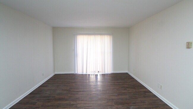 Building Photo - 2-Bedroom Apt. with Walk-In Closet & Private Deck