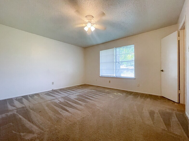 Building Photo - 105 Lindenwood Ln N