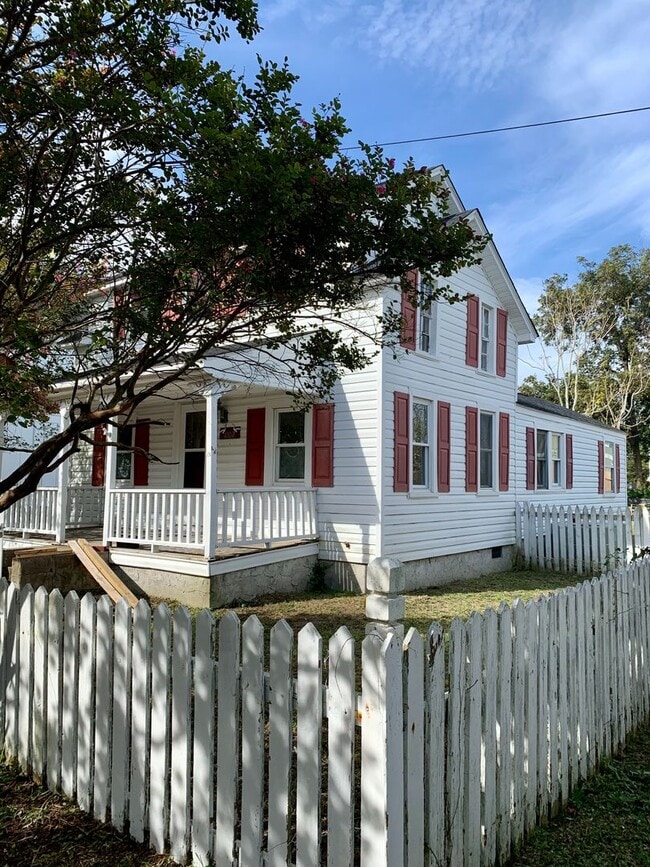 Building Photo - Charming 2 Bedroom with bonus room home in Historic Downtown Morehead City Walking District! Walk...