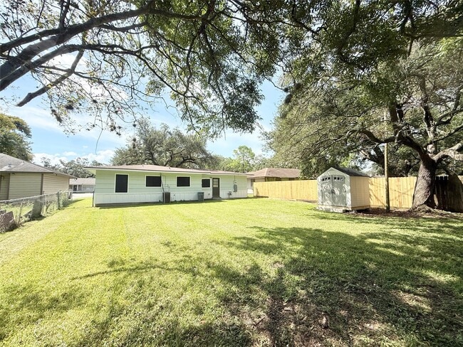 Building Photo - 318 Caladium St