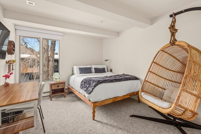 Building Photo - 1039 E Cooper Ave