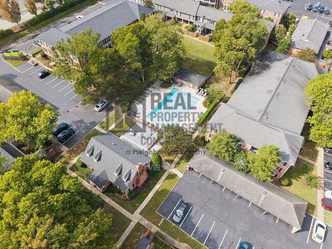 Building Photo - 5025 Hillsboro Pike