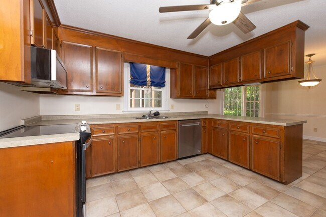 Building Photo - $300 off the first month's rent on a 12 month approved lease