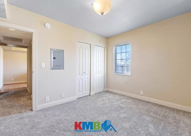 Building Photo - 400 Grandview Ct