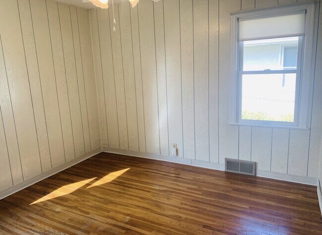 Building Photo - Charming 2-Bed side by side Duplex on Grand Ave S #2