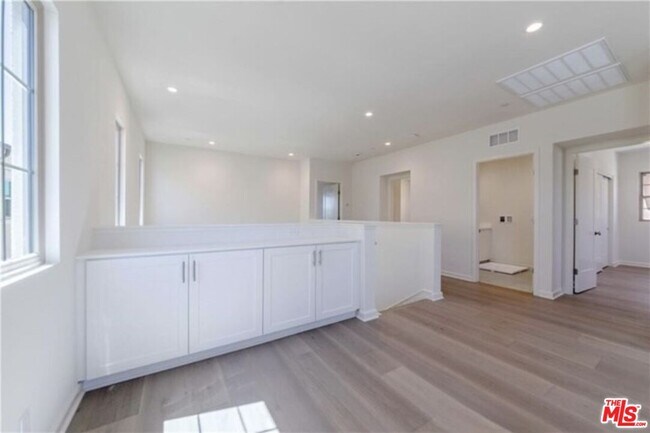 Building Photo - 113 Escala