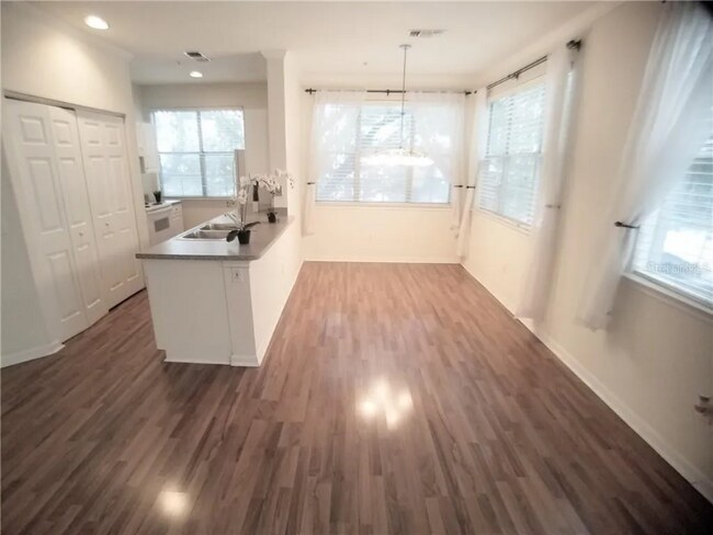 Building Photo - 860 N Orange Ave