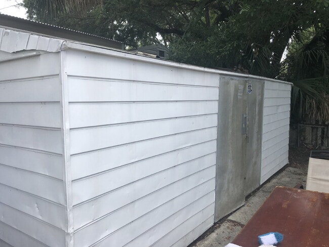 Building Photo - "Spacious 5-Bedroom Haven with 2 Full Baths in Tampa's Heart – 1656 Sq Ft of Comfort!"