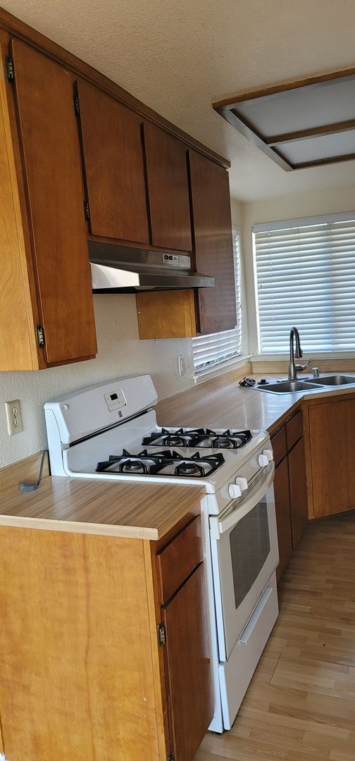 Building Photo - House For Rent!