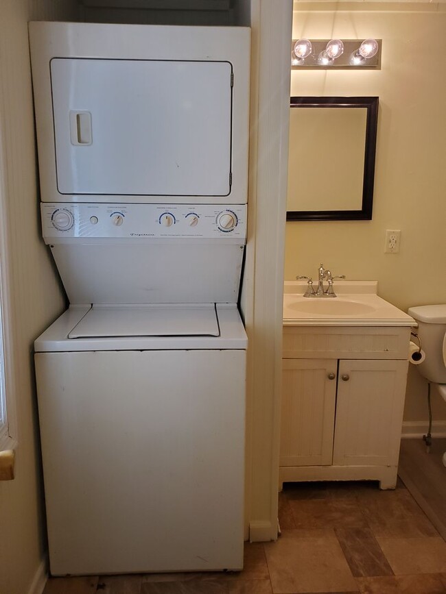 Building Photo - Lovely 2 Bedroom Home in Lancaster City!