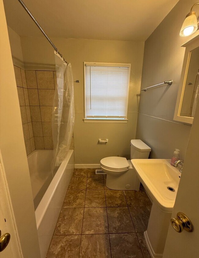 Building Photo - NOW LEASING — A Beautiful 2-Bedroom Home in Winston-Salem!