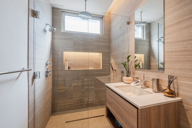 Building Photo - Stunning Custom Home in Del Rey
