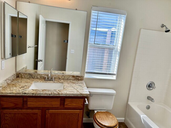 Building Photo - Northwest Dream Home!!!! 3+2 Granite Counters, Hardwood Floors, 3 Car Garage, RV Parking, and New...