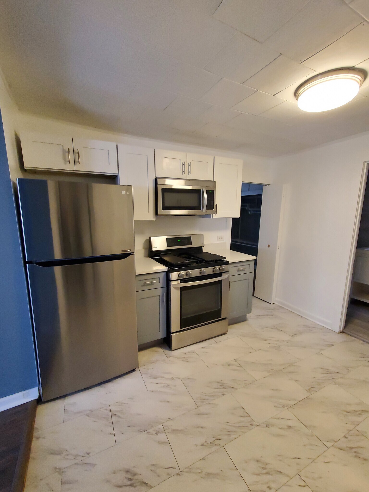 Kitchen - 834 N Greenview Ave