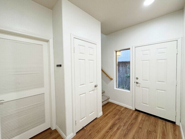 Building Photo - Stunning 2 Bed / 2.5 Bath Condo with 2-Car Garage in North Park