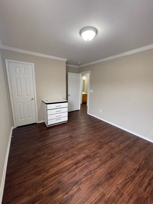 Building Photo - 4323 Leopold Pl