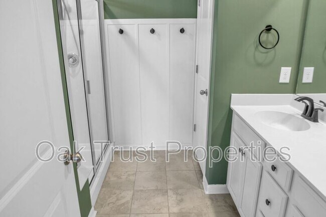 Building Photo - 821 Redbud Ln