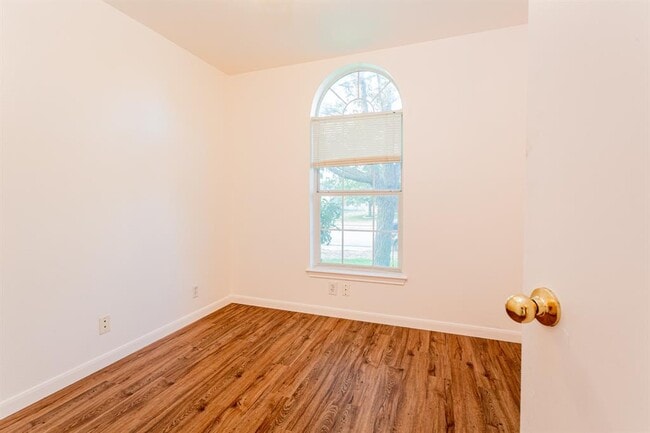 Building Photo - 109 Meadowside Dr