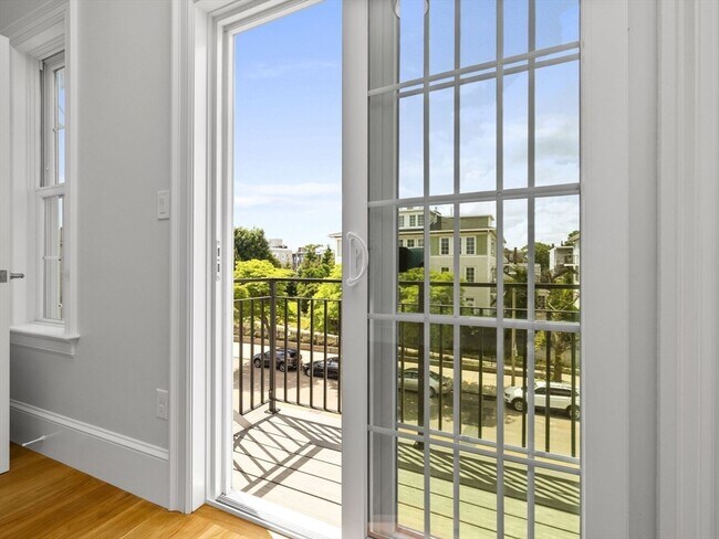 Building Photo - 944 E Broadway