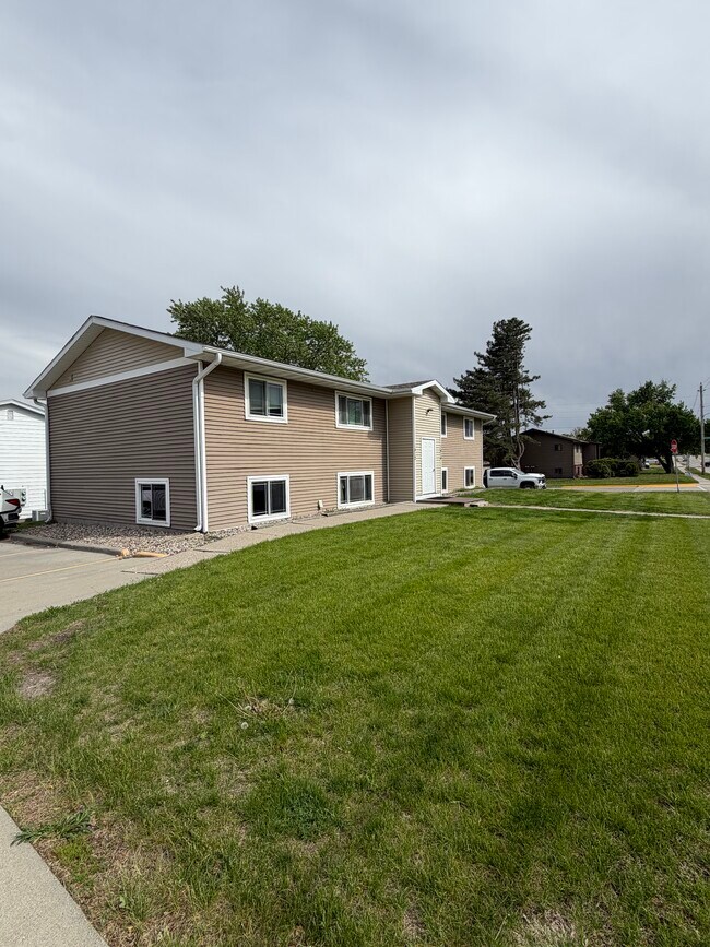 Building Photo - 1412 North Dakota Ave