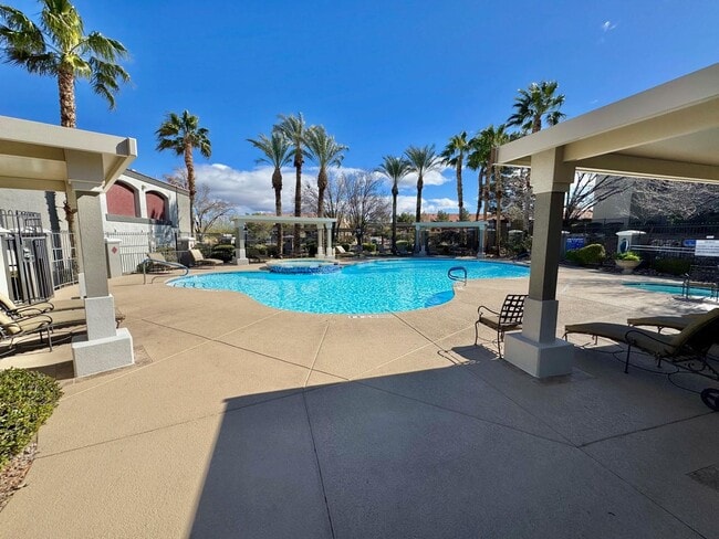 Building Photo - Resort-Style Living in Seven Hills!