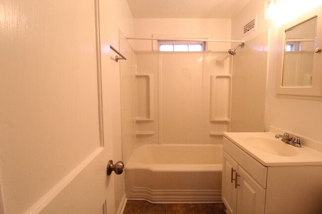 Building Photo - January FREE On This 1 Bedroom 1 Bath Duplex in Navy Hill Area in Olathe