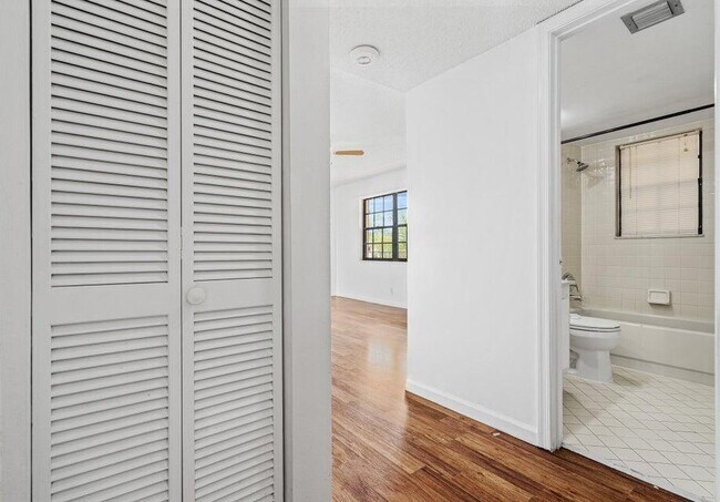 Building Photo - 4151 Oak Terrace Dr