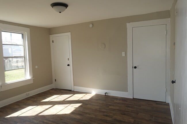 Building Photo - 108 7th Ave S
