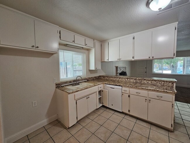 Building Photo - Franklin Triplex - Golden Dev