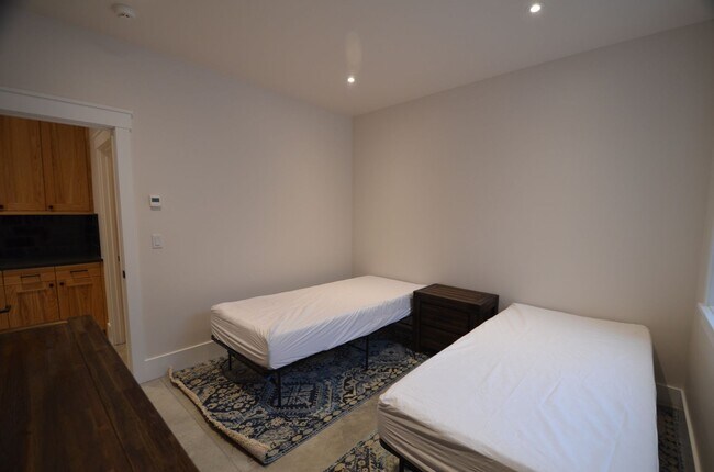 Building Photo - 300 Washington Rd