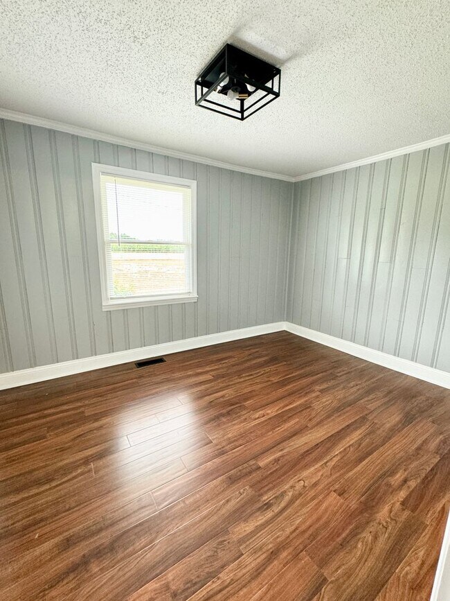 Building Photo - Move in ready! Fully Renovated with attent...