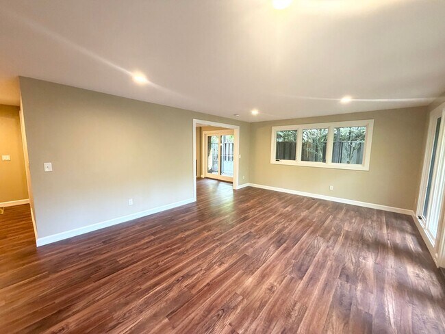 Building Photo - Charming, Spacious, Updated Home in Lake Oswego!