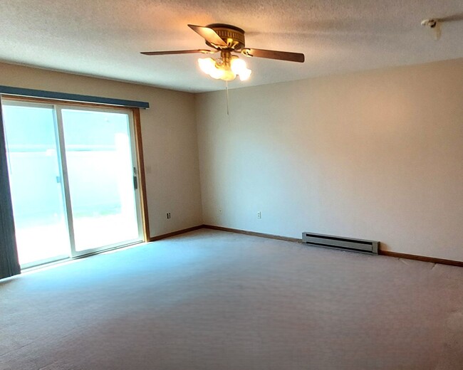 Building Photo - Nice 2 Bedroom Townhome