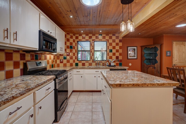 Building Photo - 1825 Vanderhoef Ln