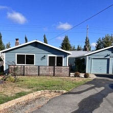 Building Photo - Duplex Must See Stunning Updated 2BR/1BA/1 car garage Avail. June 5th