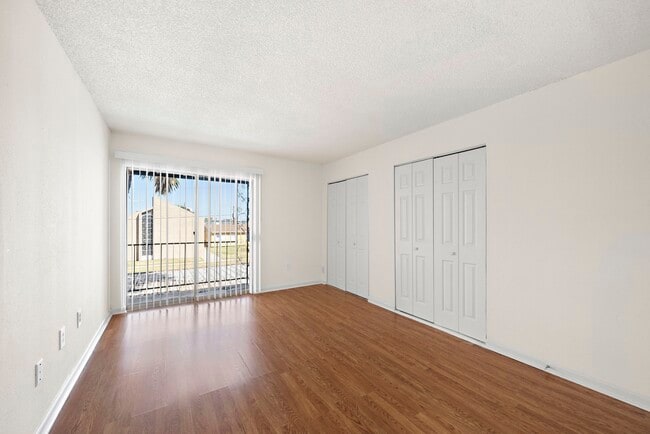 Building Photo - 711 Holiday Dr
