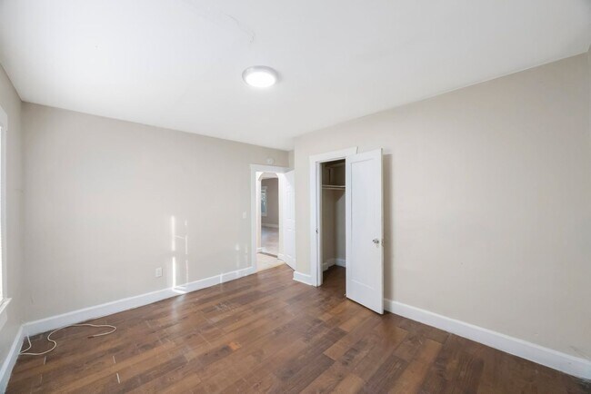 Building Photo - REDUCED  $25 App Fee  3bdrm/1bath home with large yard ** Section 8 OK *** $1795.00**