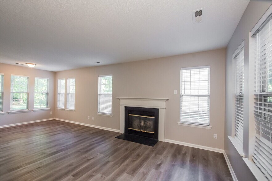 Building Photo - 3033 Oakcroft Dr