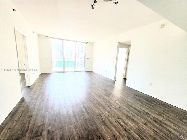 Building Photo - 950 Brickell Bay Dr