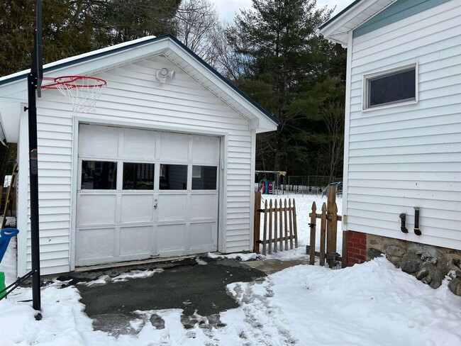 Building Photo - Spacious 3-Bedroom Home